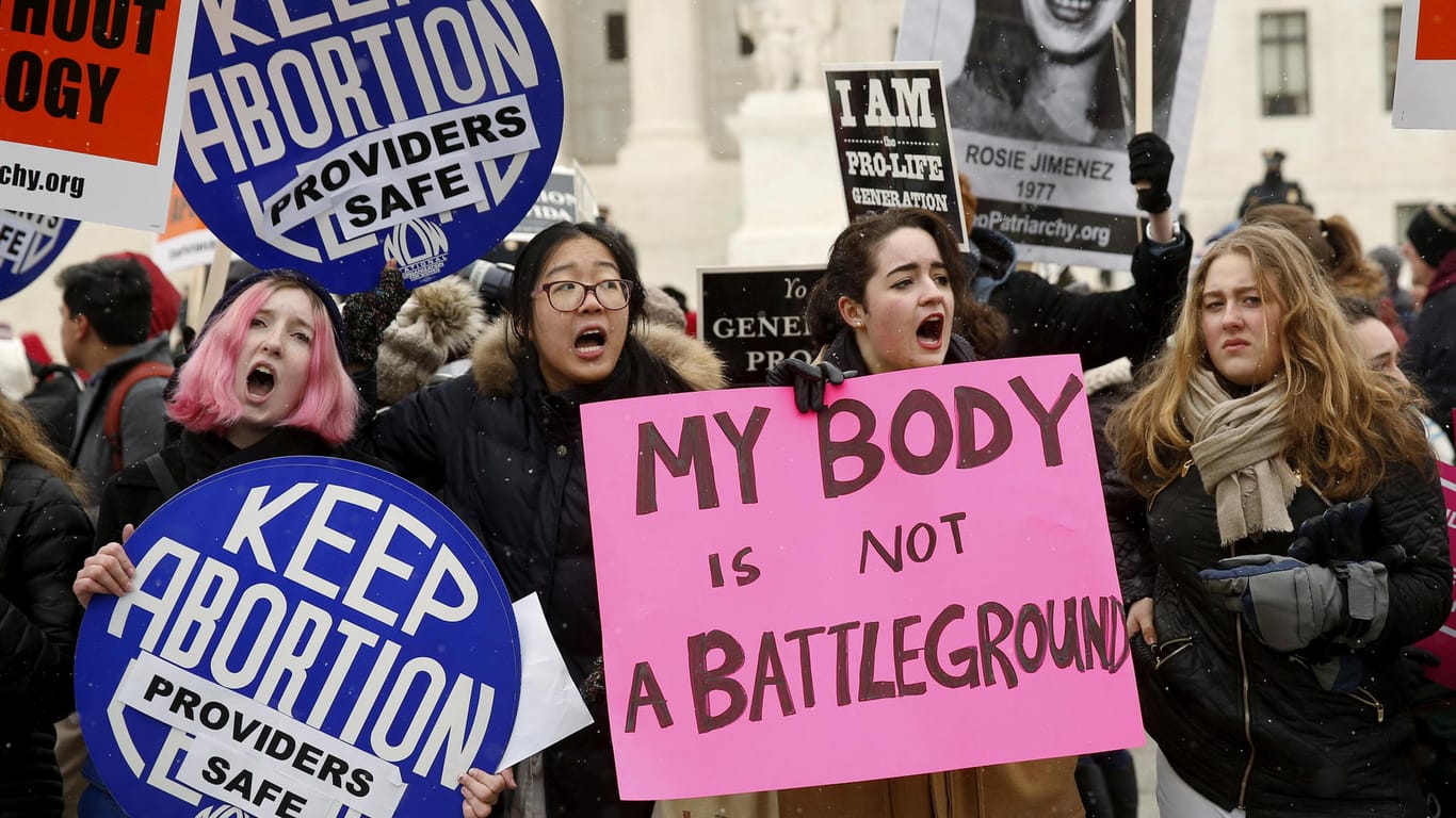 Frauen demonstrieren vor dem Supreme Court (Archiv): Das texanische Gesetz verbietet Abtreibungen ab der sechsten Schwangerschaftswoche.