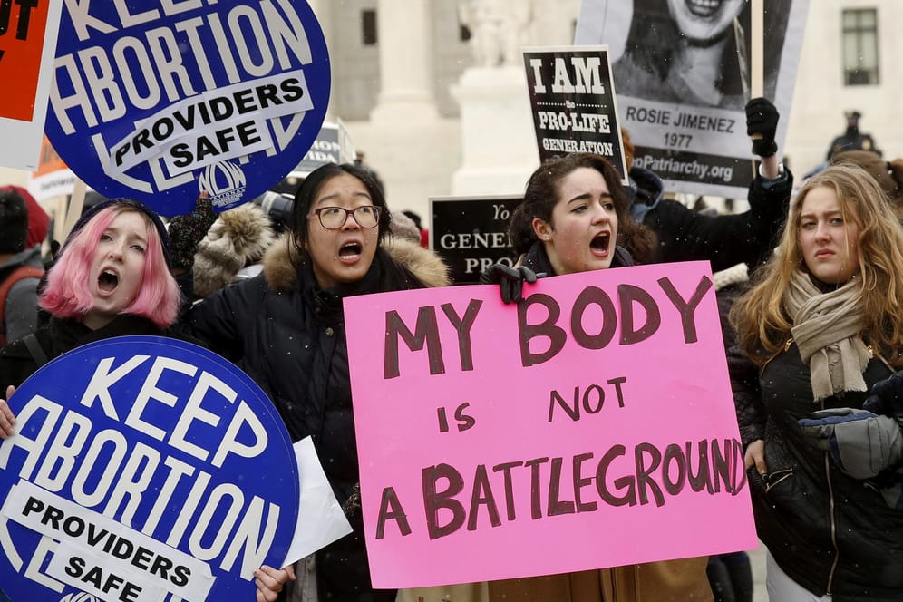 Frauen demonstrieren vor dem Supreme Court (Archiv): Das texanische Gesetz verbietet Abtreibungen ab der sechsten Schwangerschaftswoche.