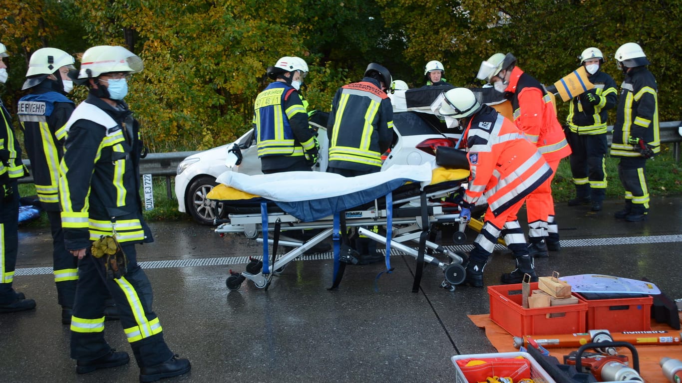 Die Polizei musste das Dach des Autos entfernen: Die meiste medizinische Aufmerksamkeit benötigte die schwerverletzte Frau, die in ihrem Fahrzeug eingeklemmt wurde.