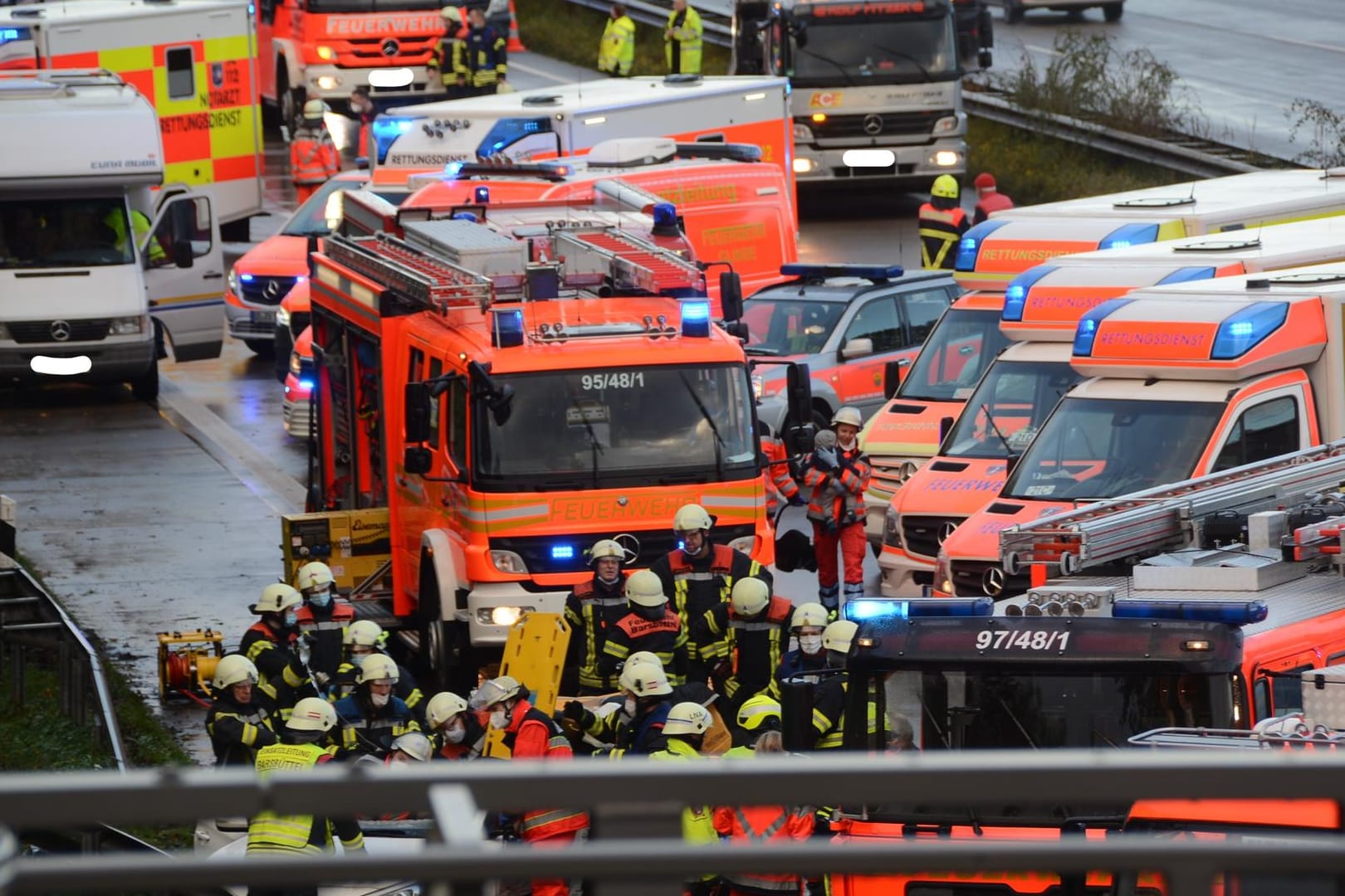 Zahlreiche Einsatzfahrzeuge waren am Unfallort: Sieben Menschen sind bei dem Unfall teils leicht, teils schwer verletzt worden.