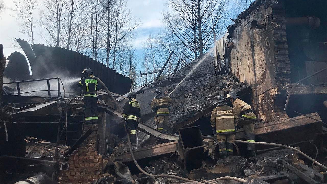 Rettungskräfte löschen den Brand: Bei der Explosion in der Produktionshalle sind mehrere Menschen gestorben.