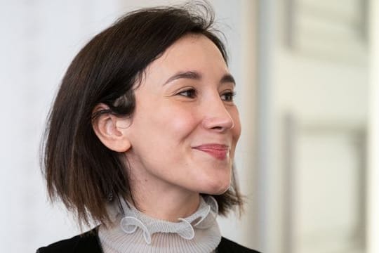 Sibel Kekilli lächelt