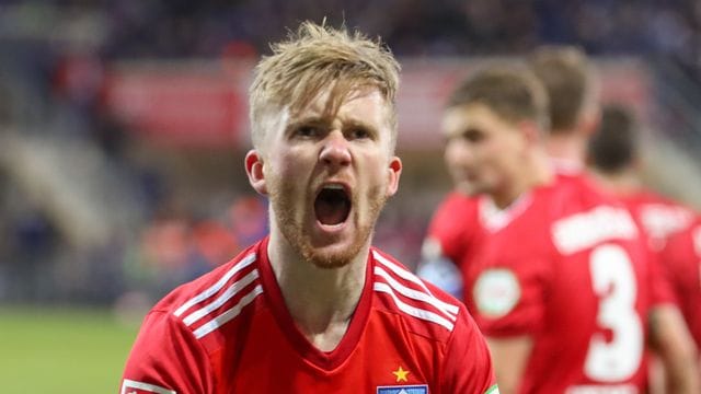 Tommy Doyle schoss den HSV in Paderborn spät zum Sieg.