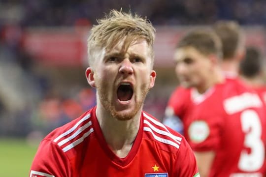 Tommy Doyle schoss den HSV in Paderborn spät zum Sieg.