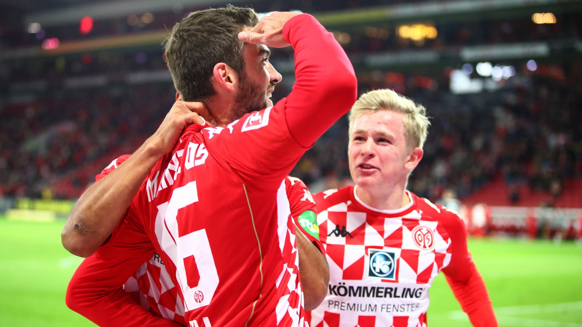 Stefan Bell (l.) bejubelt seinen Treffer, Jonny Burkardt (r.) gratuliert ihm.