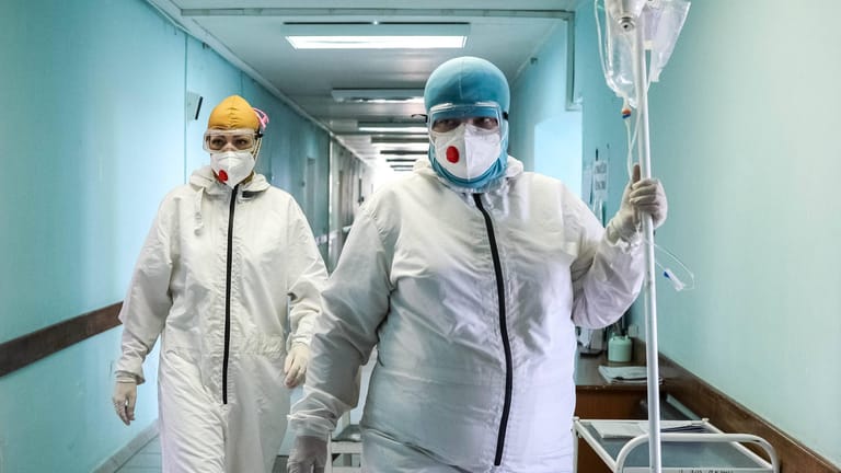 Krankenhauspersonal in voller Schutzmontur auf dem Weg zu ihren Corona-Patienten in Wolgodonsk.