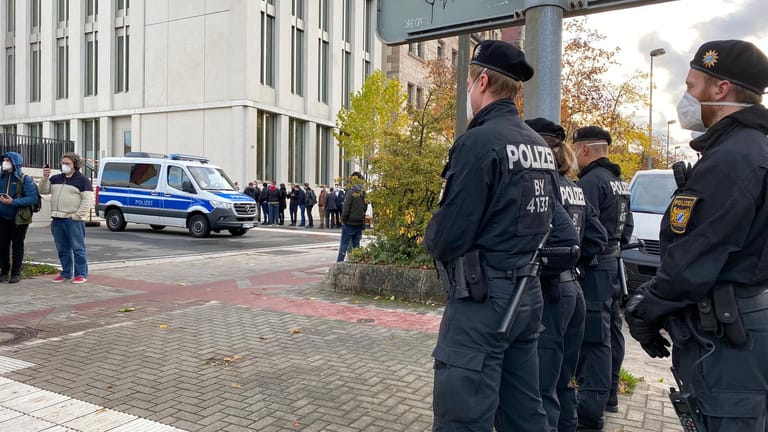 Sicherheitsvorkehrungen: Die Wachtmeister der Justiz bekamen Verstärkung von der Polizei, auch in Winklers Heimatort Altschauerberg waren stärkere Kräfte präsent. Es blieb ruhig.