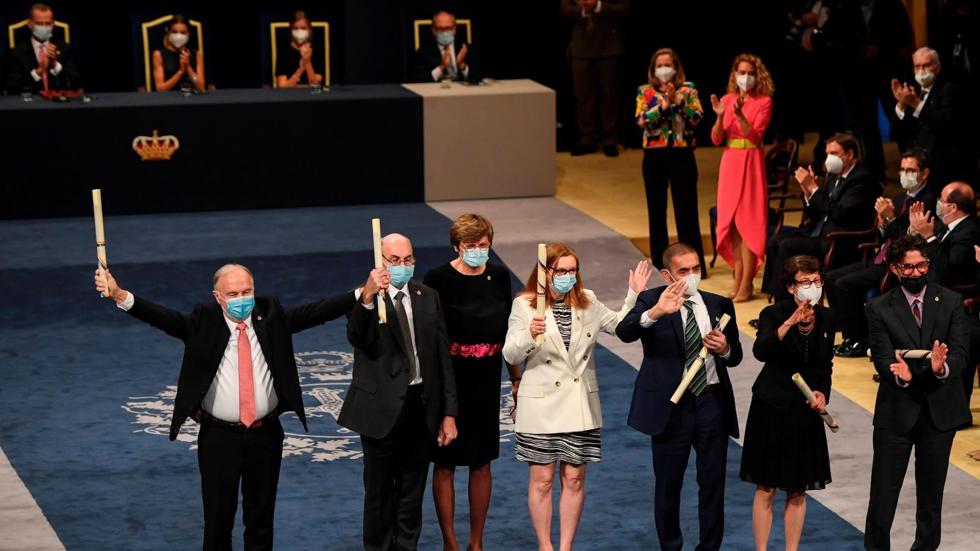 Das Gruppenbild der Asturias-Preisträger 2021 mit den Biontech-Gründern Ugur Sahin und Ozlem Tureci (3. und 2.v.r.)