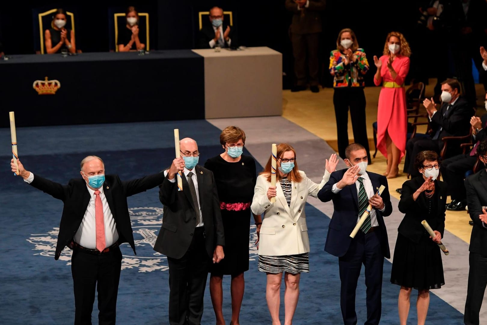 Das Gruppenbild der Asturias-Preisträger 2021 mit den Biontech-Gründern Ugur Sahin und Ozlem Tureci (3. und 2.v.r.)