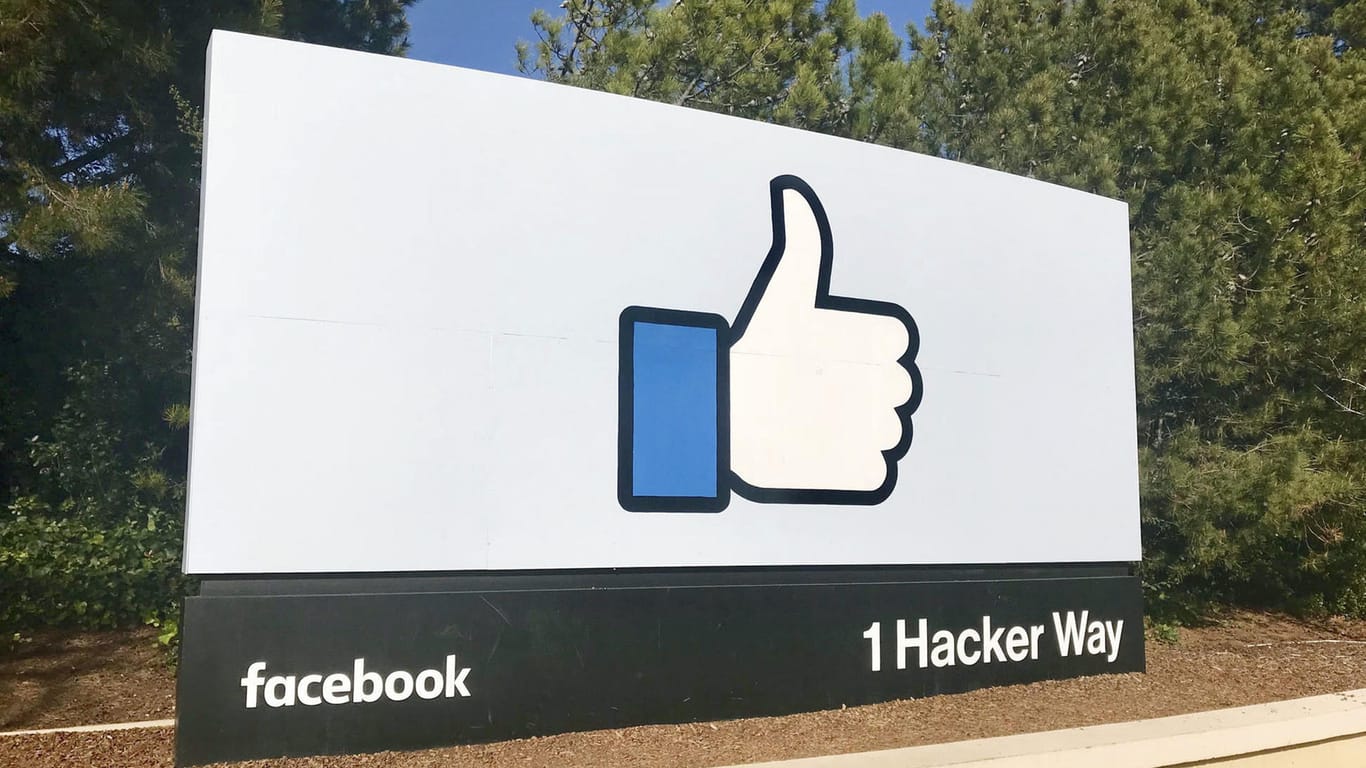 Ein Plakat an der Firmenzentrale von Facebook in den USA (Symbolbild). Das US-Unternehmen steht erneut in der Kritik.