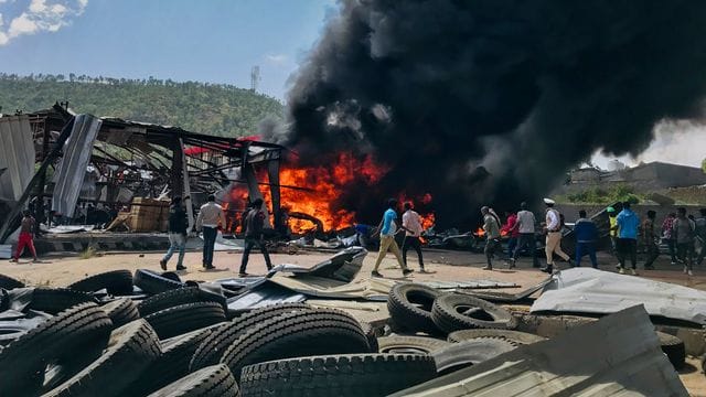 Schwarze Rauchschwaden bilden sich nach einem Luftangriff auf die Hauptstadt der Region Tigray im Norden Äthiopiens.