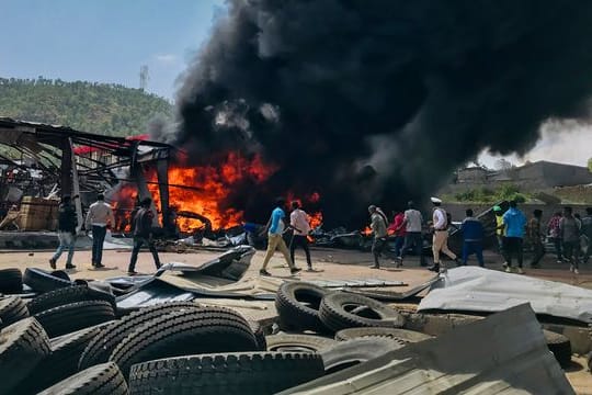 Schwarze Rauchschwaden bilden sich nach einem Luftangriff auf die Hauptstadt der Region Tigray im Norden Äthiopiens.