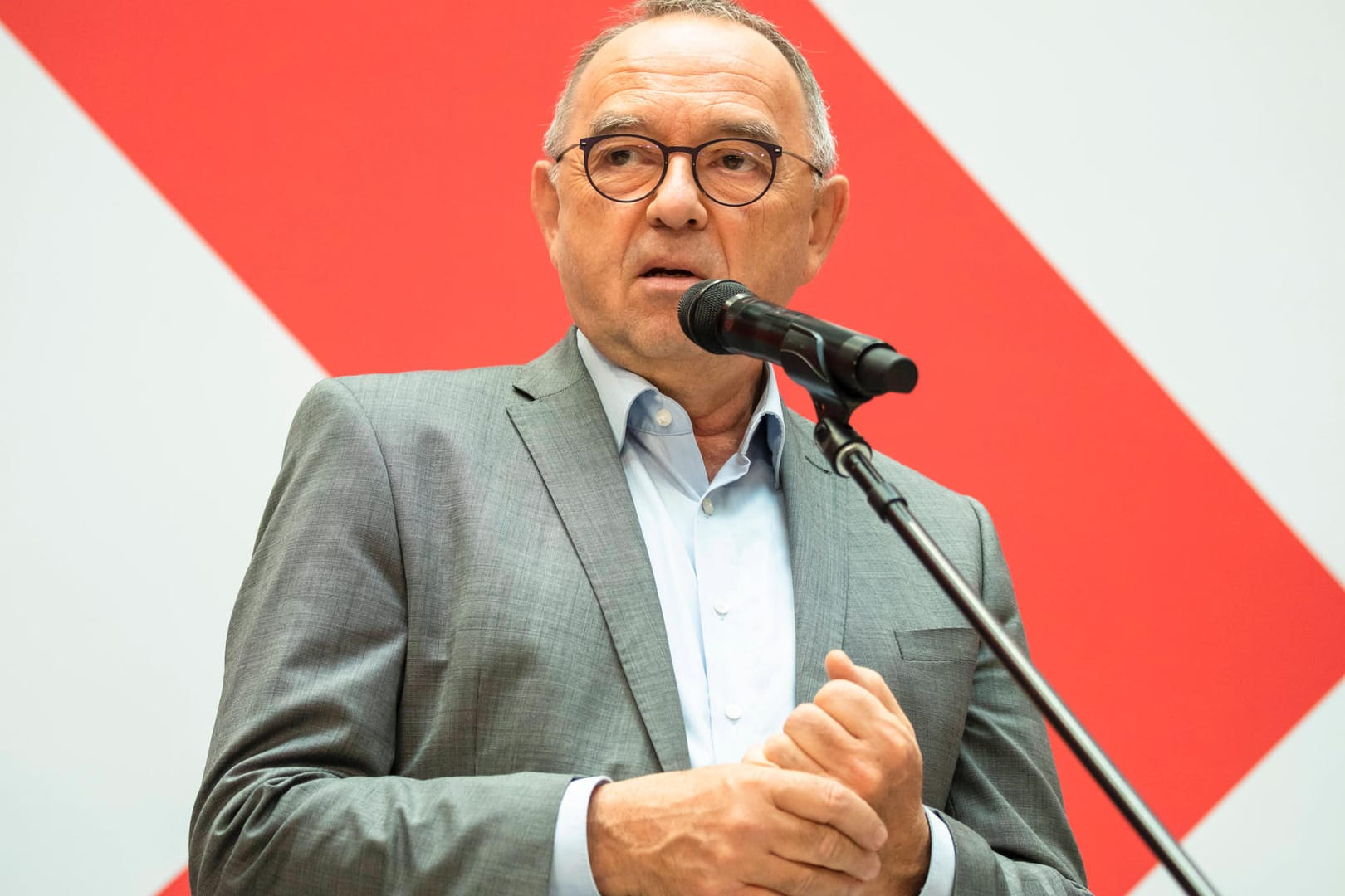 Norbert-Walter Borjans während einer Pressekonferenz in der SPD-Zentrale (Archivbild). Der Parteichef ist für eine Inbetriebnahme der Gaspipeline Nord Stream 2.