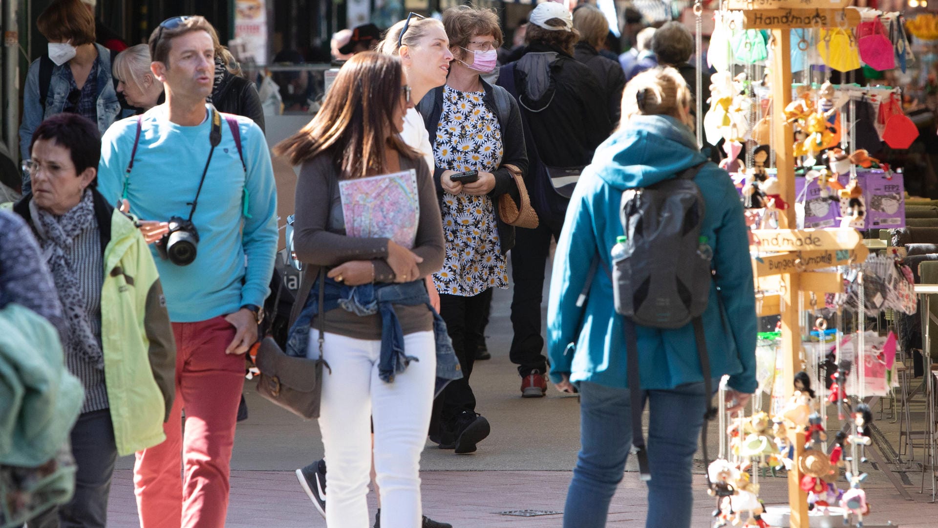 Passanten auf einem Markt in Wien: In Österreich droht Ungeimpften nun ein neuer Lockdown.