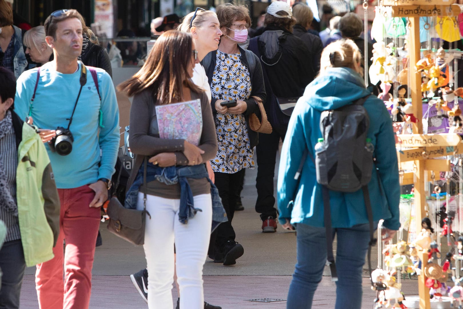 Passanten auf einem Markt in Wien: In Österreich droht Ungeimpften nun ein neuer Lockdown.