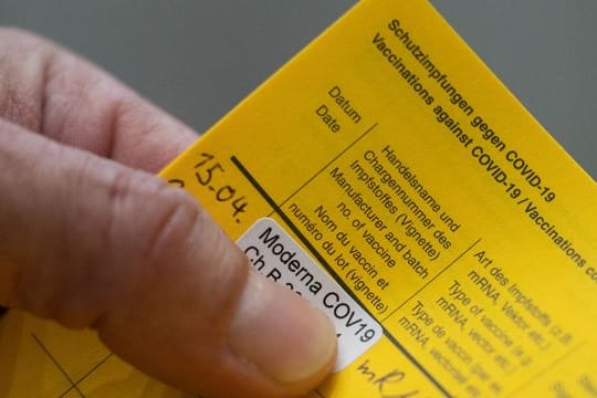 Moderna-Aufkleber in einem Impfpass (Symbolbild): Experten gehen von einer "gewissen Dunkelziffer" beim Betrug aus.