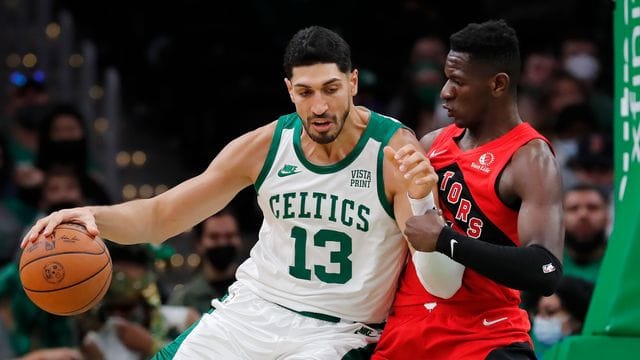 Celtics-Profi Enes Kanter (l) postet gegen den deutschen Nationalspieler Isaac Bonga auf.