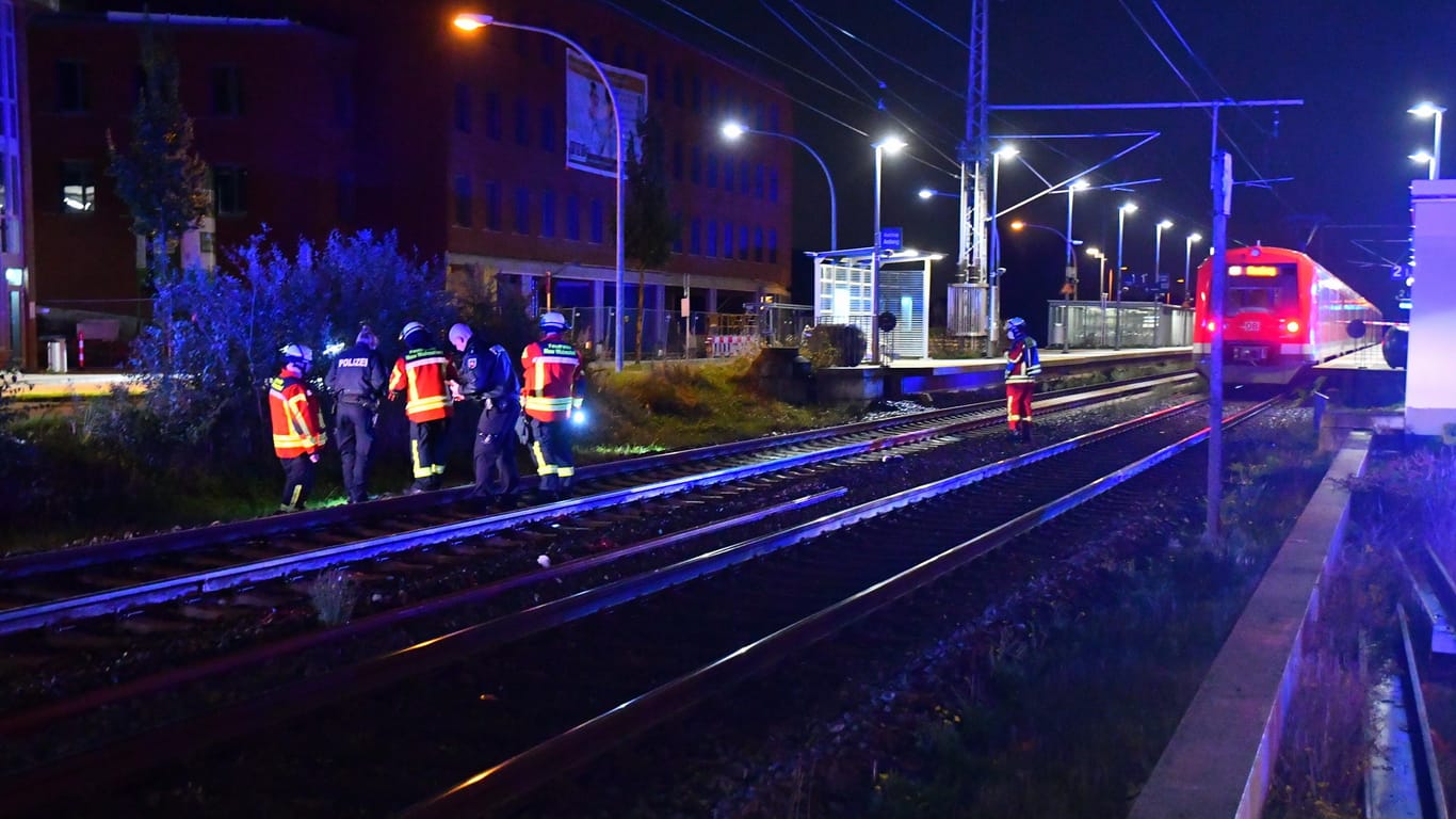 Helfer an der Unglücksstelle: Die Opfer starben auf der Strecke Hamburg-Cuxhaven in Höhe des Bahnhofs Neu Wulmstorf.