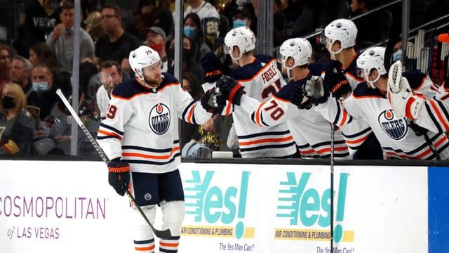 Leon Draisaitl (l) traf doppelt für die Edmonton Oilers. Leon Draisaitl (l) traf doppelt für die Edmonton Oilers.