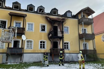 Feuerwehrleute stehen vor dem Haus in Reisbach: Gegen 2 Uhr in der Nacht war das Feuer ausgebrochen.