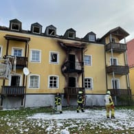 Feuerwehrleute stehen vor dem Haus in Reisbach: Gegen 2 Uhr in der Nacht war das Feuer ausgebrochen.