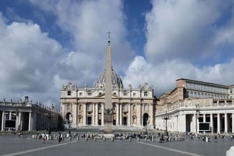 Der Petersplatz in Vatikanstadt mit Blick auf den Petersdom