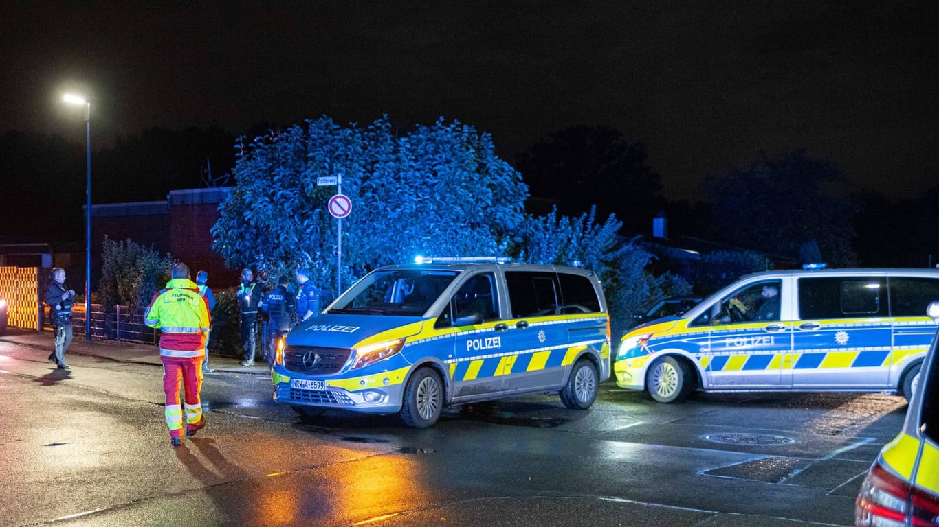 Polizeiwagen am Tatort in Hürth: Der Bewaffnete hatte die Beamten selbst gerufen.