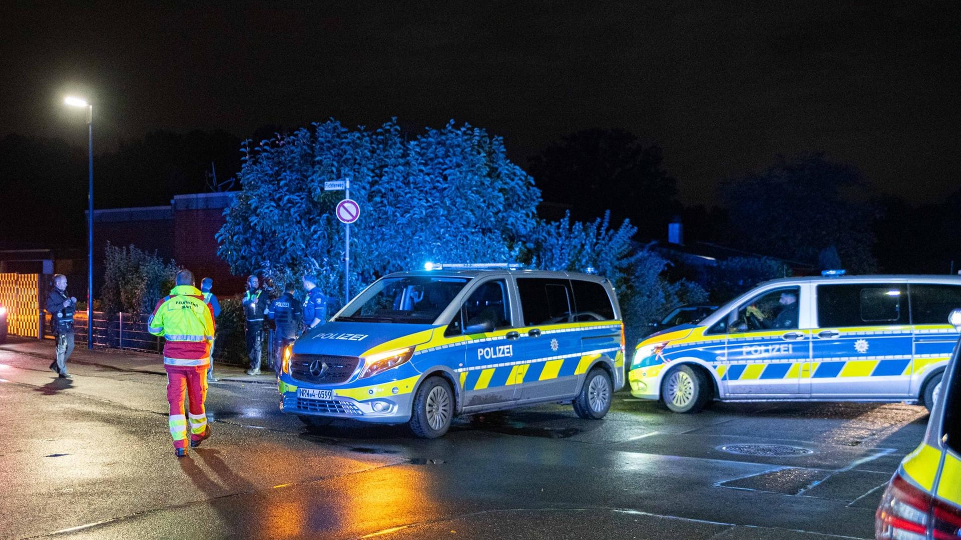 Polizeiwagen am Tatort in Hürth: Der Bewaffnete hatte die Beamten selbst gerufen. Polizeiwagen am Tatort in Hürth: Der Bewaffnete hatte die Beamten selbst gerufen.