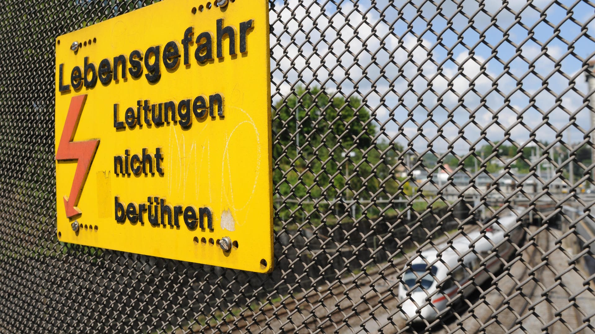 Ein Schild an einer Bahnstrecke warnt vor Hochspannung: In Baden- Württemberg kletterte ein Mann auf einen Zug und starb an einem Stromschlag. Ein Schild an einer Bahnstrecke warnt vor Hochspannung: In Baden- Württemberg kletterte ein Mann auf einen Zug und starb an einem Stromschlag.