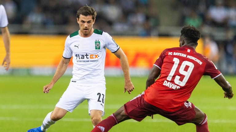 Jonas Hofmann (Mitte) will die Bayern-Stars im DFB-Pokal erneut vor Probleme stellen.