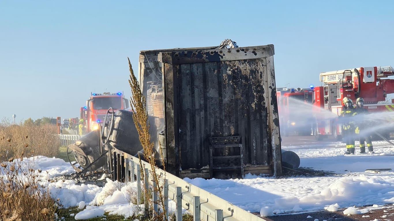 Die Feuerwehr löscht einen brennenden Gefahrguttransporter auf der Autobahn 9 zwischen Leipzig und Gera: Ein Reifenschaden wird als Brandursache vermutet.