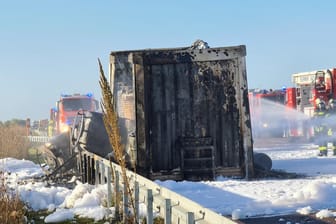 Die Feuerwehr löscht einen brennenden Gefahrguttransporter auf der Autobahn 9 zwischen Leipzig und Gera: Ein Reifenschaden wird als Brandursache vermutet.