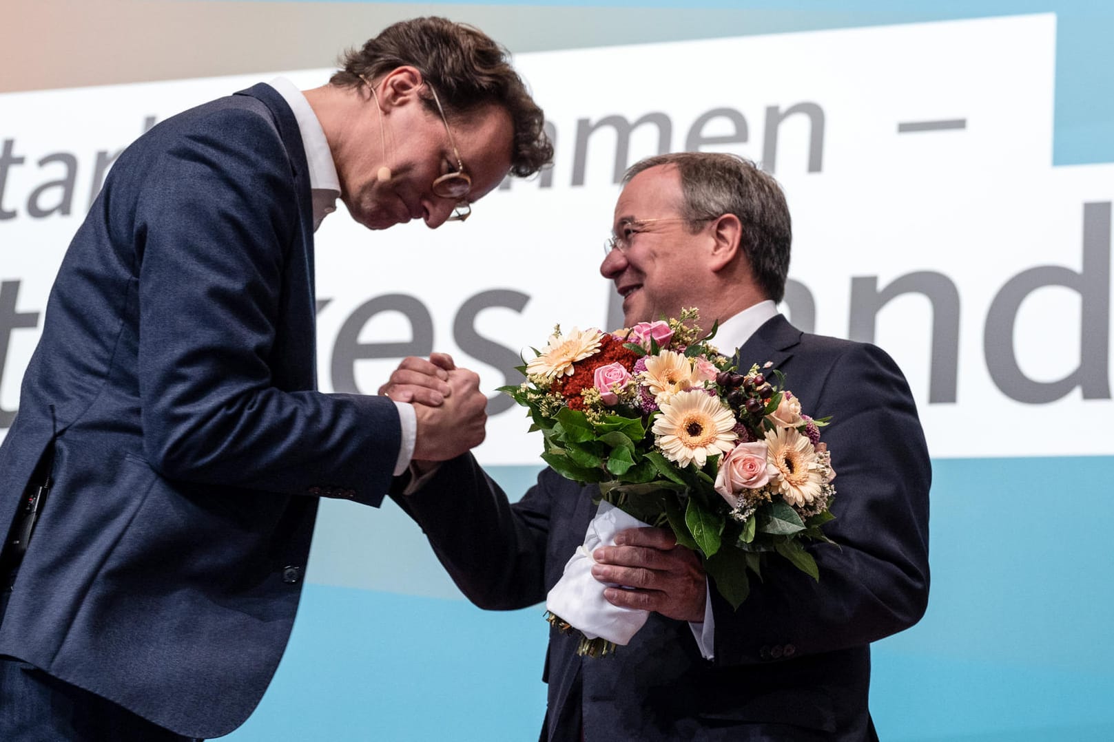 Armin Laschet gratuliert Hendrik Wüst: Die CDU in Nordrhein-Westfalen wählte Wüst zu ihrem neuen Vorsitzenden.