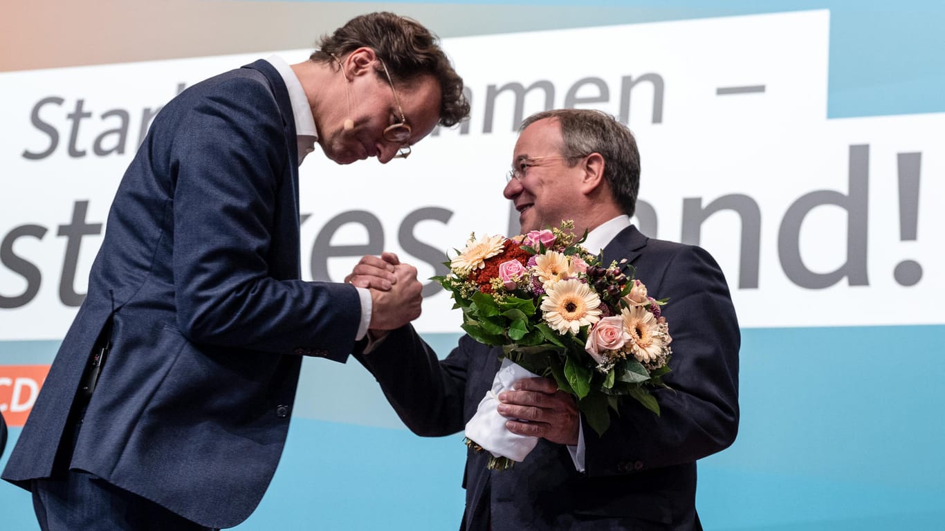 Armin Laschet gratuliert Hendrik Wüst: Die CDU in Nordrhein-Westfalen wählte Wüst zu ihrem neuen Vorsitzenden.