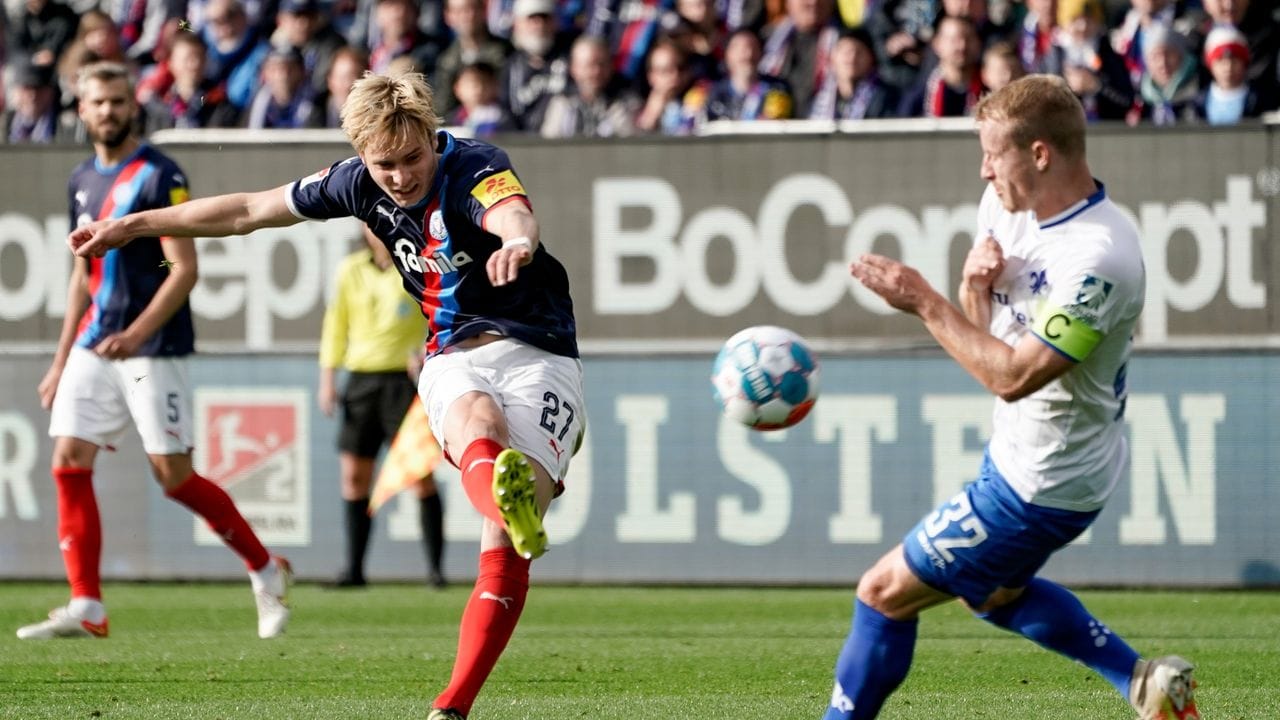 Kiels Finn Porath (l) und Darmstadts Fabian Holland kämpfen um den Ball. Kiels Finn Porath (l) und Darmstadts Fabian Holland kämpfen um den Ball.