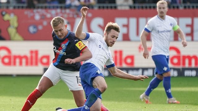 Kiels Lewis Holtby (l) und Darmstadts Matthias Bader