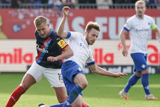 Kiels Lewis Holtby (l) und Darmstadts Matthias Bader