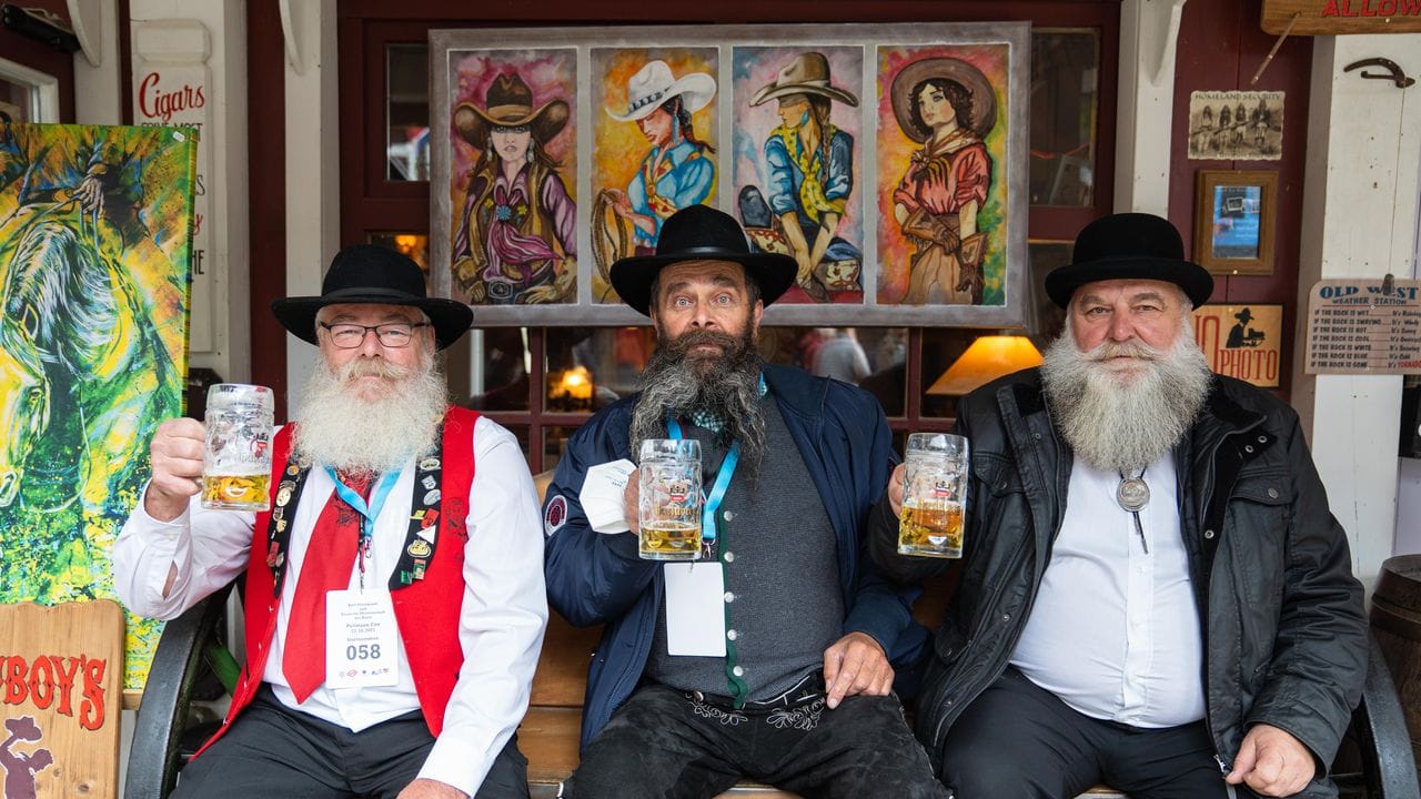 Prost: Teilnehmer der Bart-Olympiade stoßen an. Prost: Teilnehmer der Bart-Olympiade stoßen an.