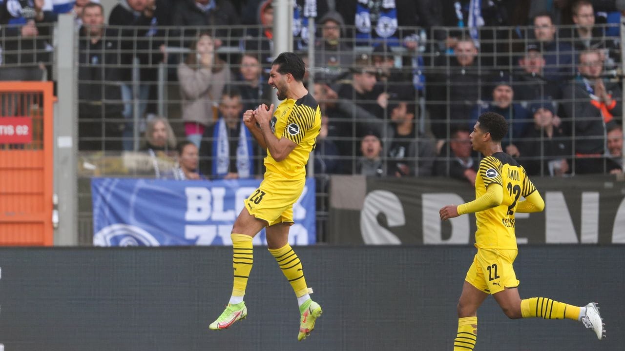 Dortmunds Torschütze Emre Can (l) feiert seinen Treffer zum 0:1.