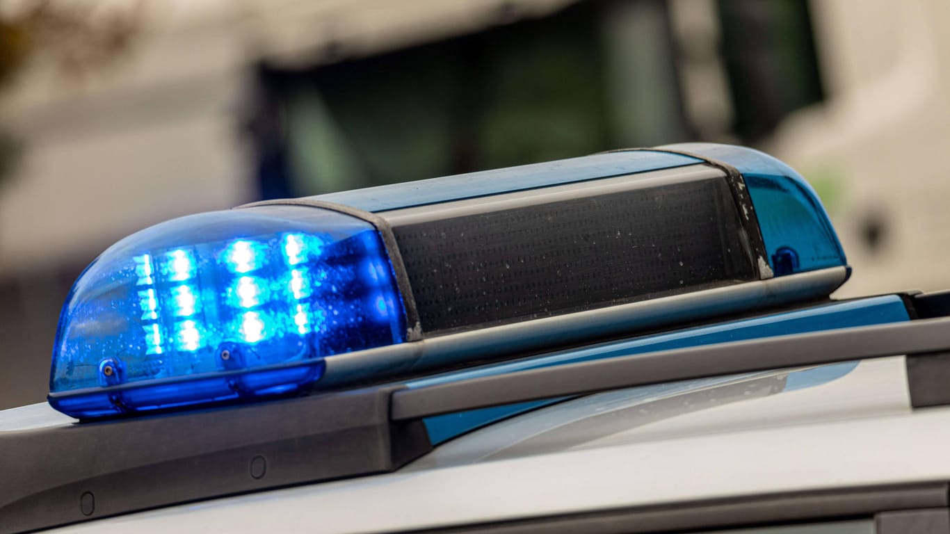 Das Blaulicht eines Polizeiautos: Weil sie zum Friseur musste, hat in Regensburg eine Autofahrerin Fahrerflucht begangen.