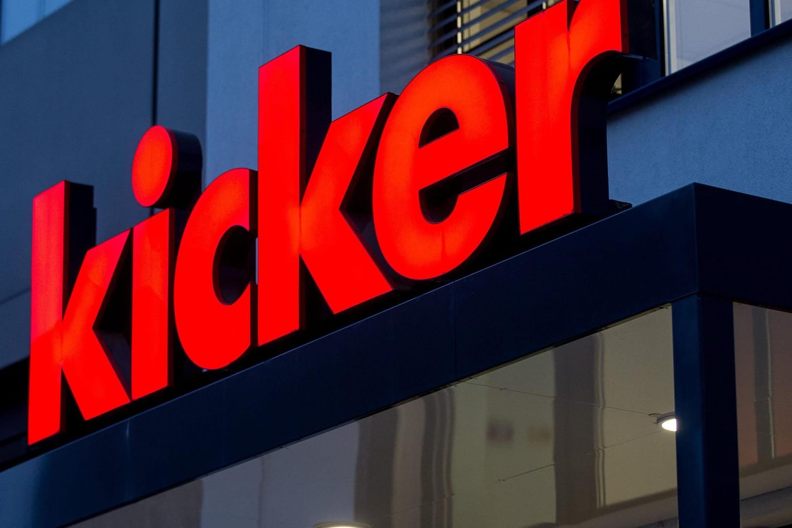Der Kicker-Schriftzug am Eingang der Kicker-Redaktion in Nürnberg,