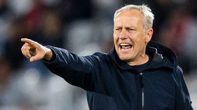 Christian Streich gestikuliert