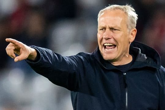 Christian Streich gestikuliert