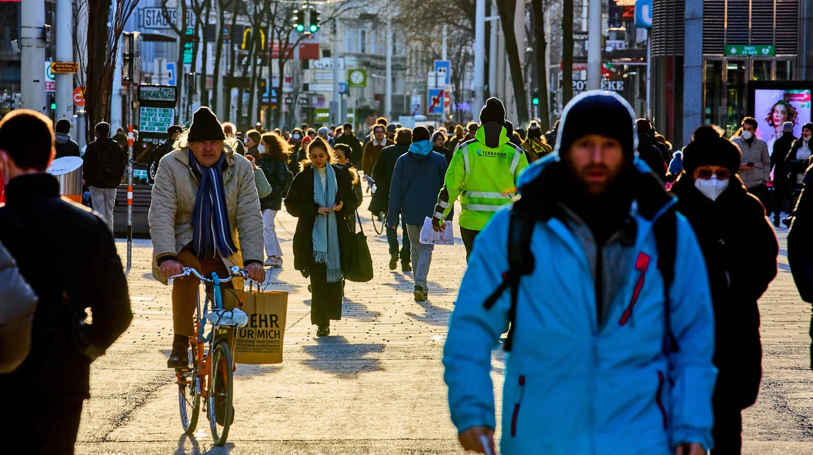 Eine Frußgängerzone in Wien (Symbolbild): Die Inzidenz in Deutschland hat gerade den Wert von 100 erreicht.