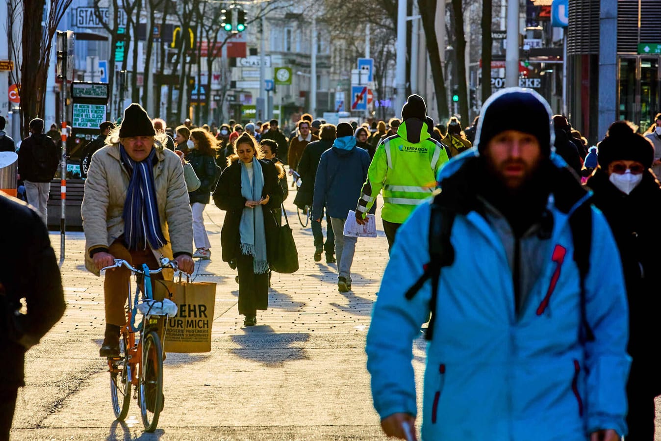 Eine Frußgängerzone in Wien (Symbolbild): Die Inzidenz in Deutschland hat gerade den Wert von 100 erreicht.