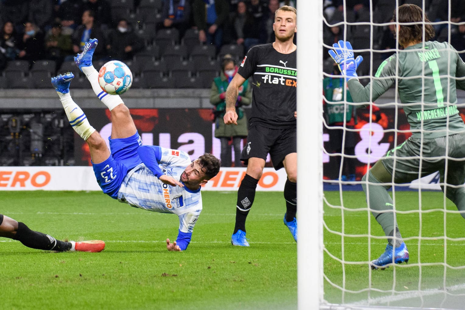 Die Entscheidung: Herthas Richter trifft für die Hertha gegen Gladbach.