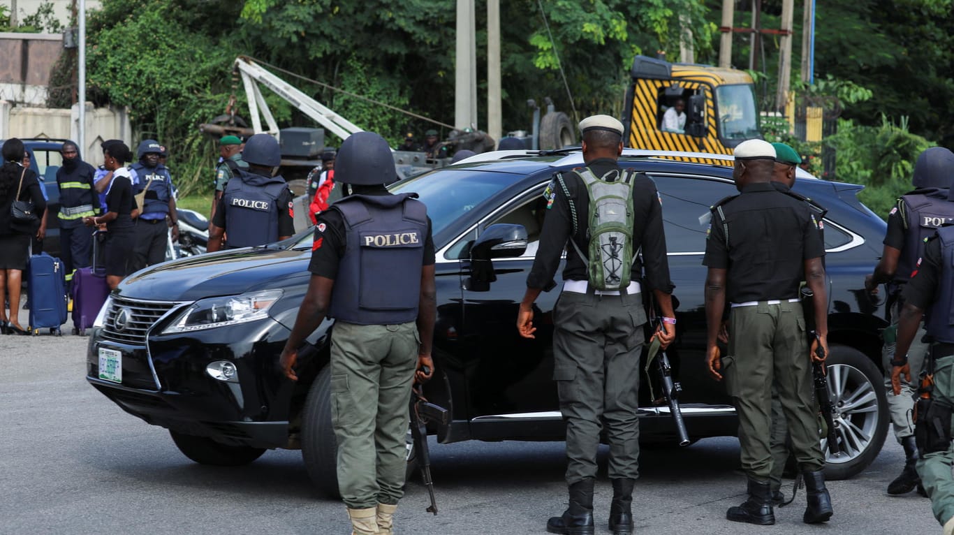Nigerianische Polizisten (Symbolbild): Bewaffnete haben ein Gefängnis gestürmt.