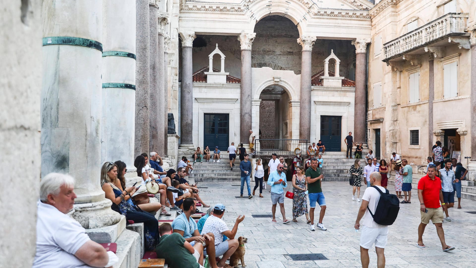 Touristen und Einheimische spazieren im September durch Split. Kroatien ist als Hochrisikogebiet eingestuft.