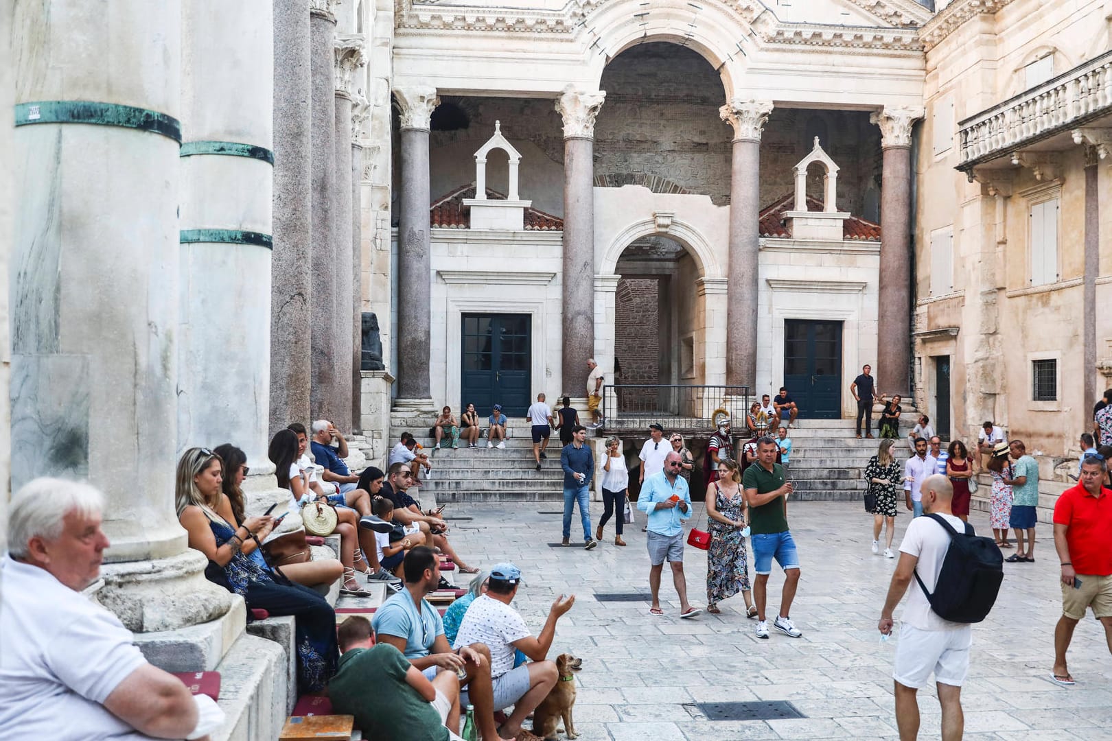 Touristen und Einheimische spazieren im September durch Split. Kroatien ist als Hochrisikogebiet eingestuft.