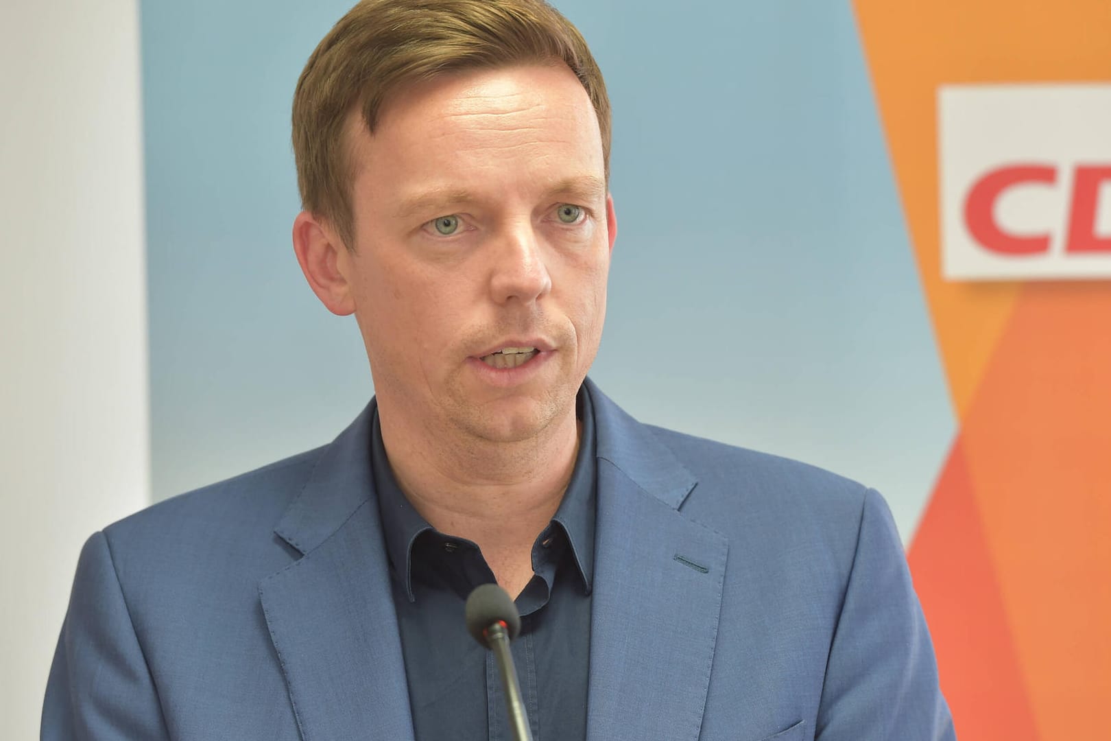 Tobias Hans spricht bei einer Pressekonferenz. Der saarländische Ministerpräsident hat weitreichende Forderungen zu Corona-Maßnahmen aufgestellt.